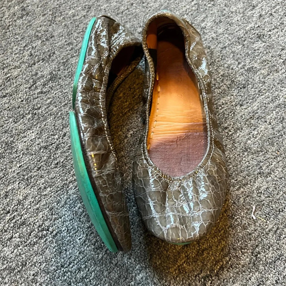 Tieks Grey Crocodile Print Flats, size 7 - Picture 2 of 6